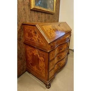 Secrétaire à abattant galbé – Bureau de pente marqueté en ronce (XVIIIe siècle)