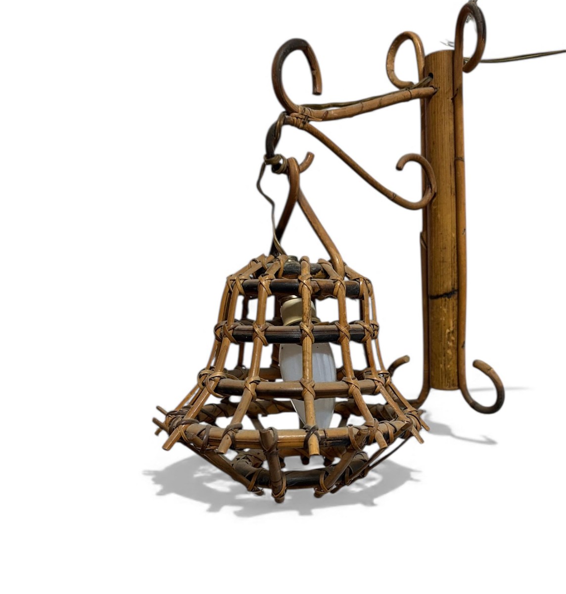 Elegant Natural Rattan Wall Sconce, Attributed To Luis Sogno, One Of The Leading Figures In Ita