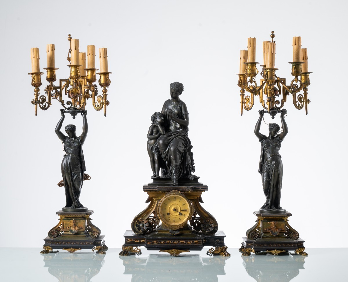 Pendule triptyque en bronze patiné