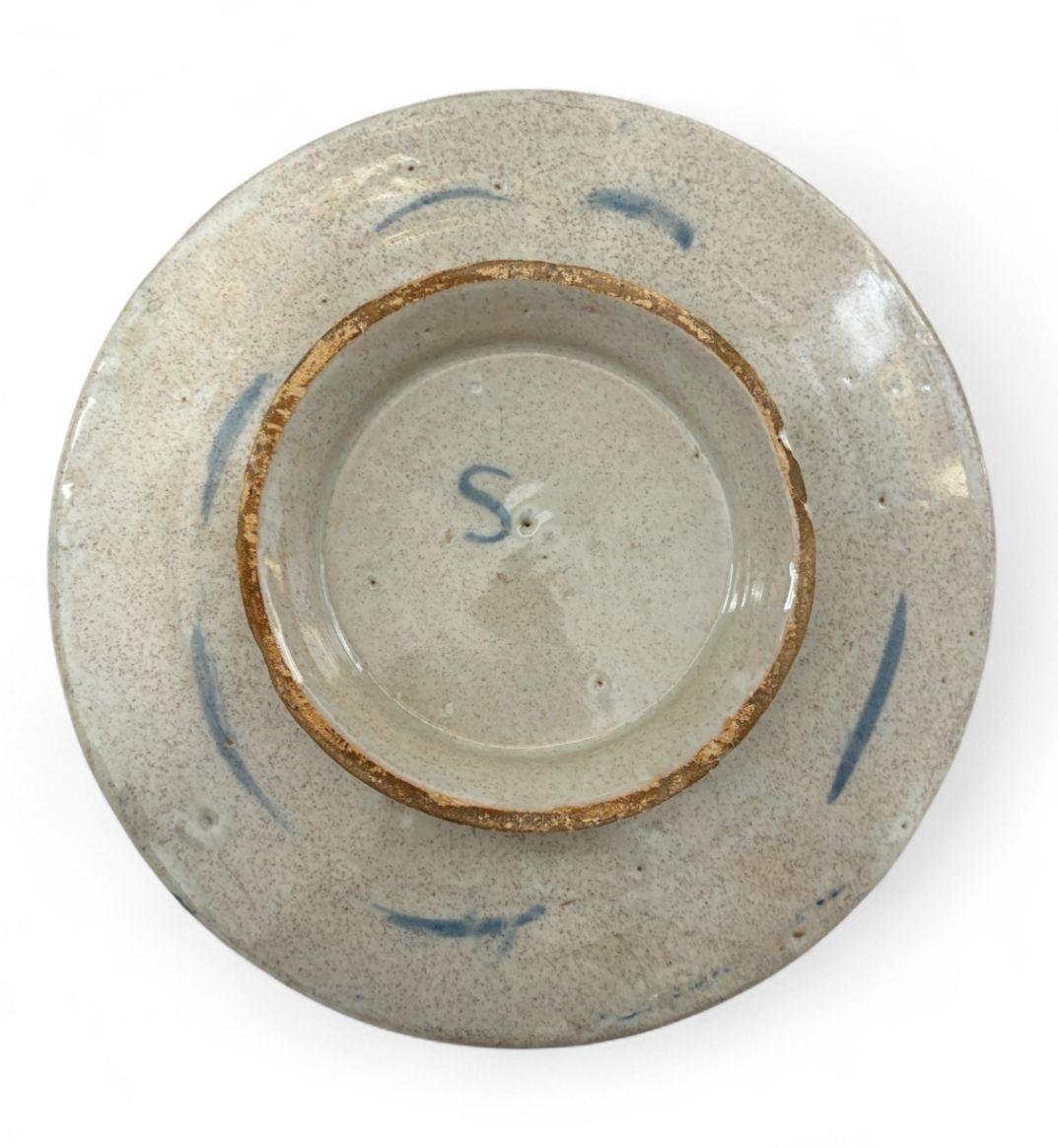 Majolica saucer – Savona, 18th century-photo-1