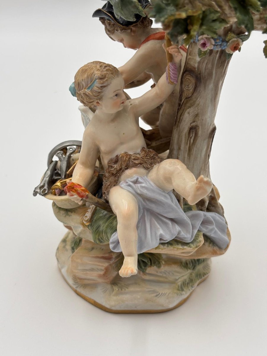 Groupe en porcelaine polychrome représentant des chérubins et un arbre-photo-4