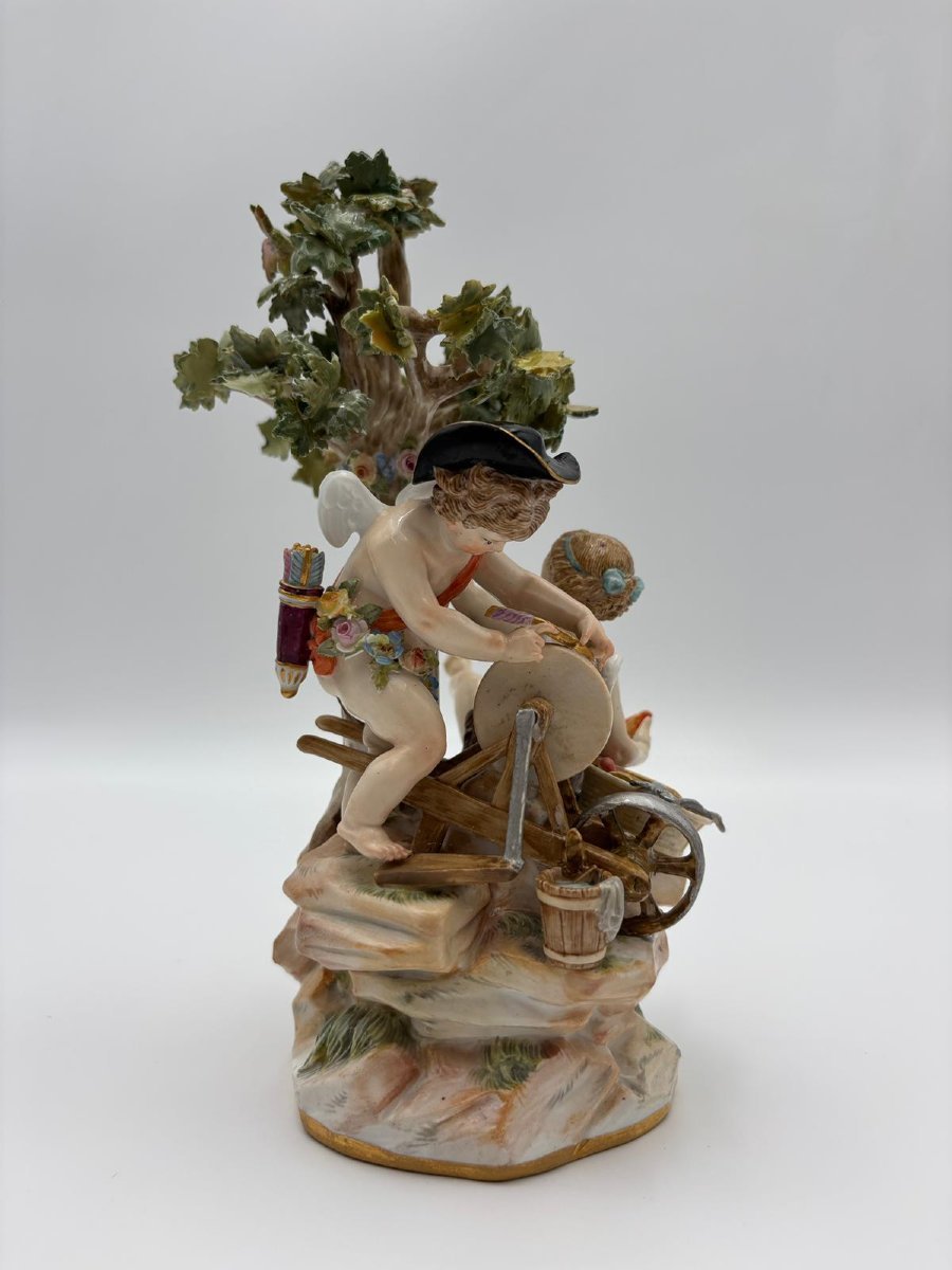 Groupe en porcelaine polychrome représentant des chérubins et un arbre-photo-6