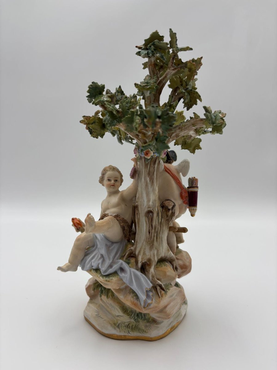 Groupe en porcelaine polychrome représentant des chérubins et un arbre-photo-8