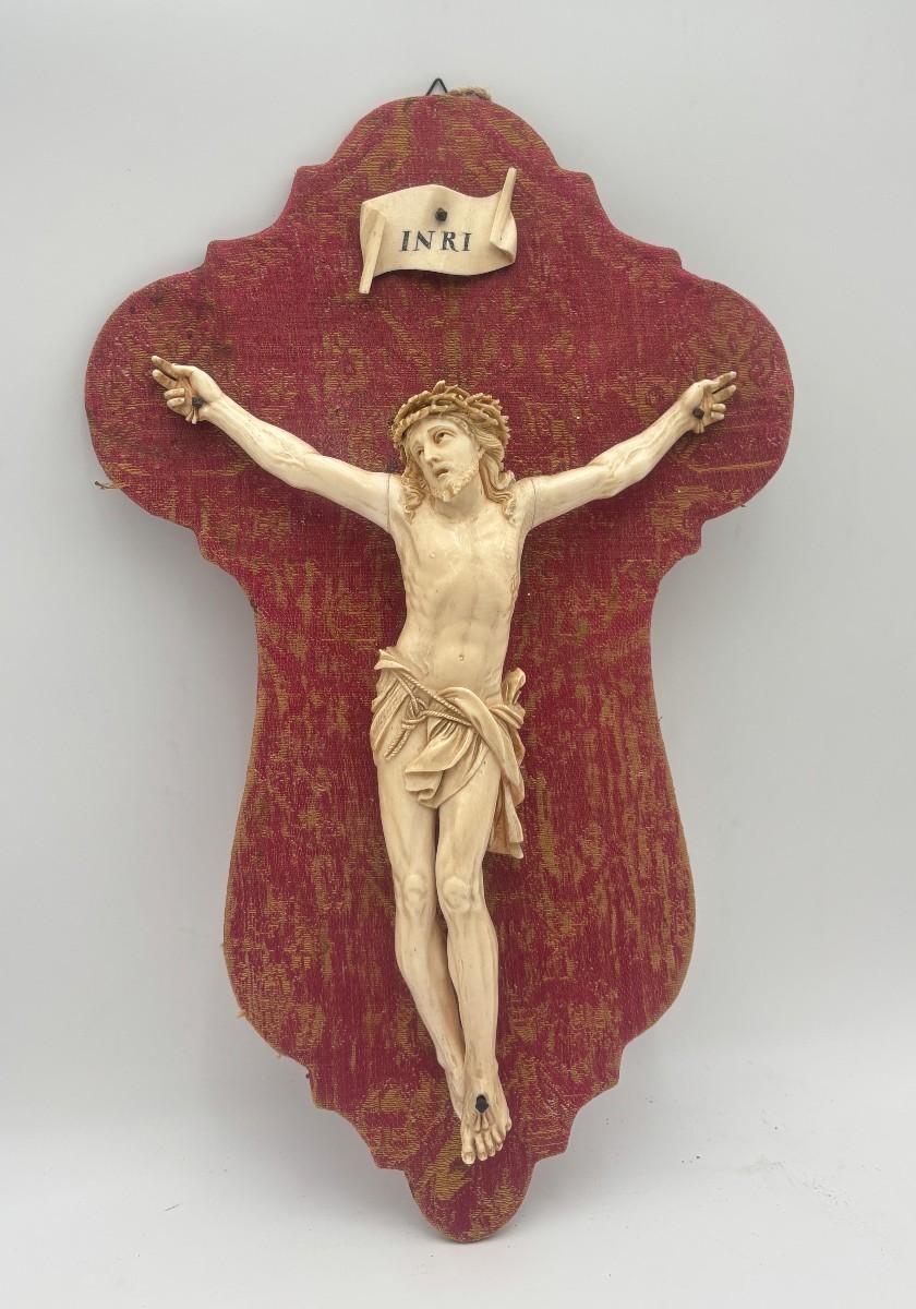 Grand Christ en ivoire sculpté du XVIIIe siècle