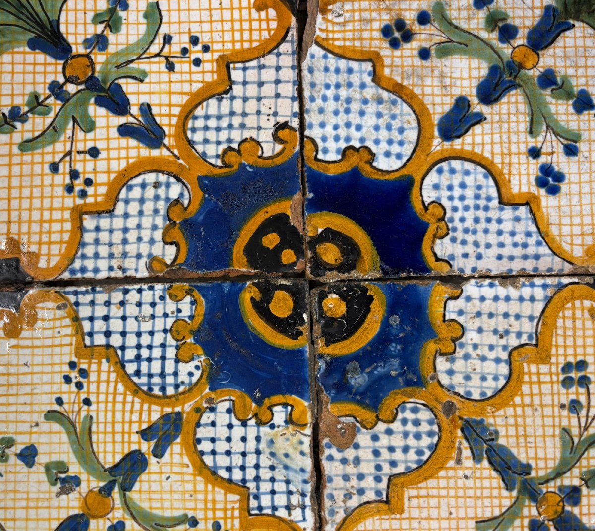 Sol en majolique antique avec rosace centrale – "Fabbrica Privileggiata dei Colonnesi" – ca. 18-photo-2