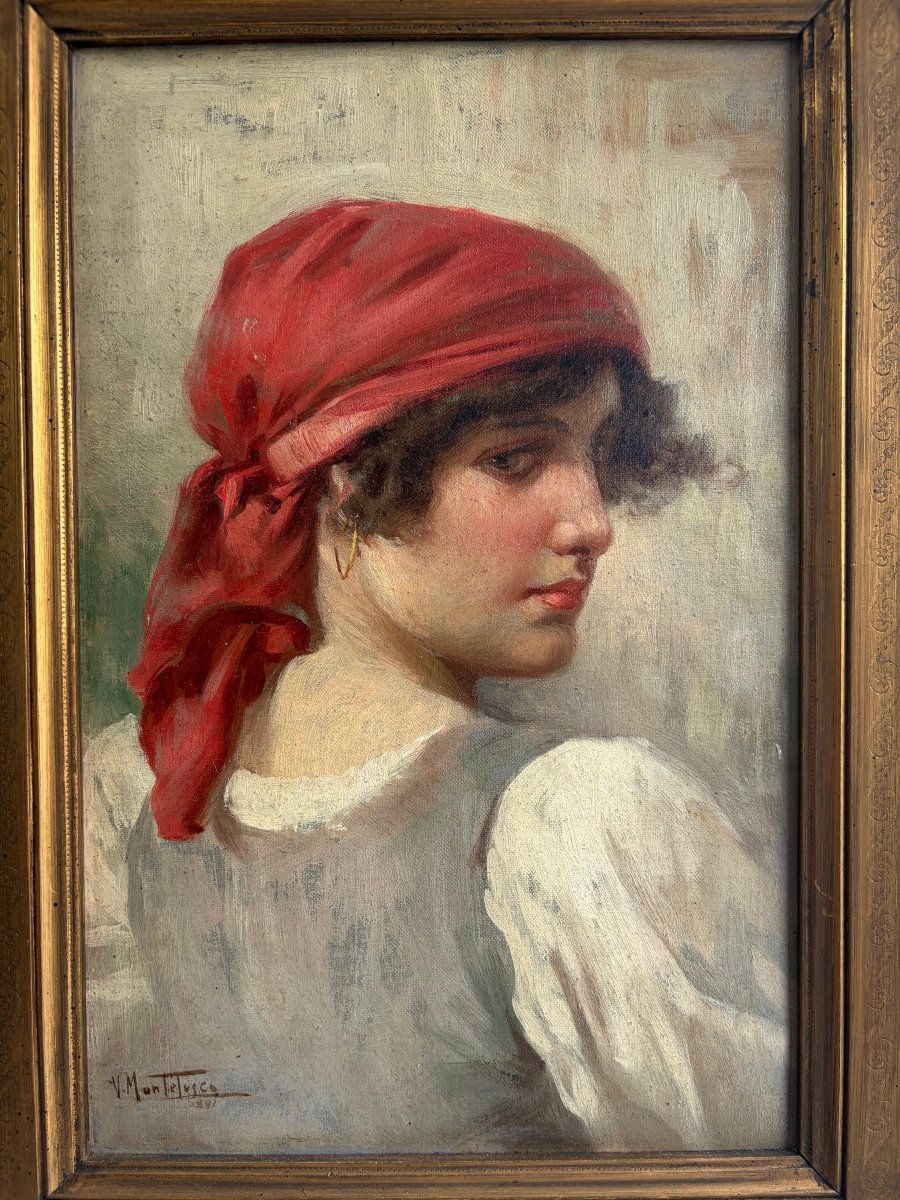 Portrait d'une femme coiffée d'un foulard rouge  -photo-2