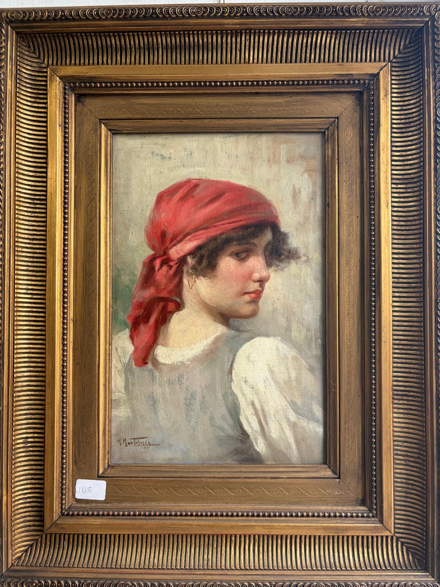 Portrait d'une femme coiffée d'un foulard rouge  