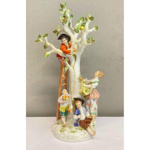 Groupe de porcelaine de Meissen représentant la récolte des pommes