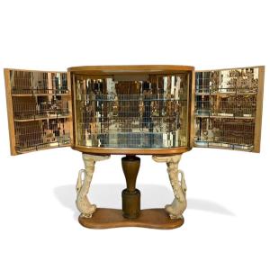 Titre français Meuble bar italien Art déco orné de cygnes sculptés et d'une colonne en bronze