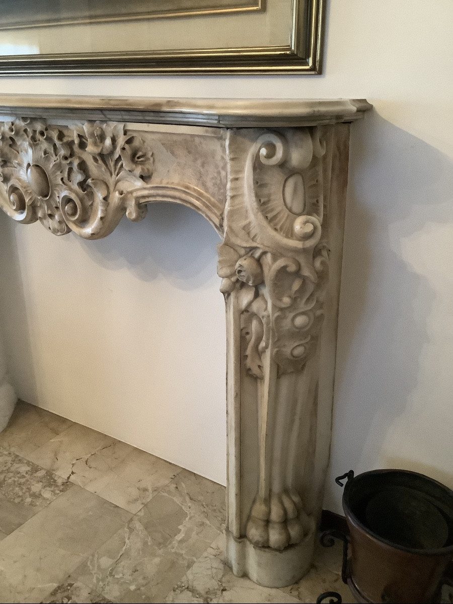 Mar Le Gite Place With Volutes From The 18th Century-photo-2