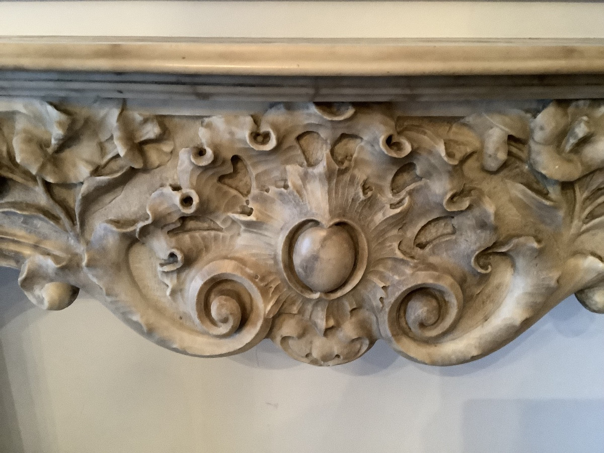 Mar Le Gite Place With Volutes From The 18th Century-photo-4