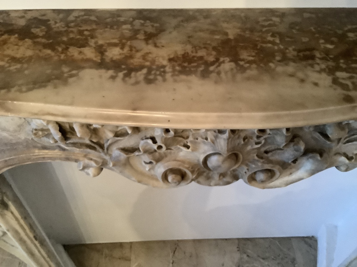 Mar Le Gite Place With Volutes From The 18th Century-photo-1