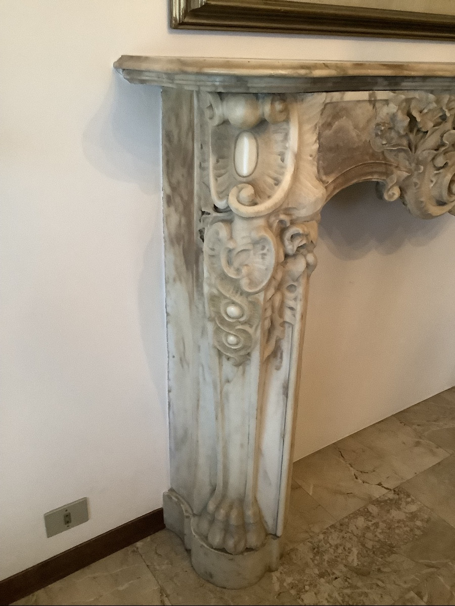 Mar Le Gite Place With Volutes From The 18th Century-photo-2