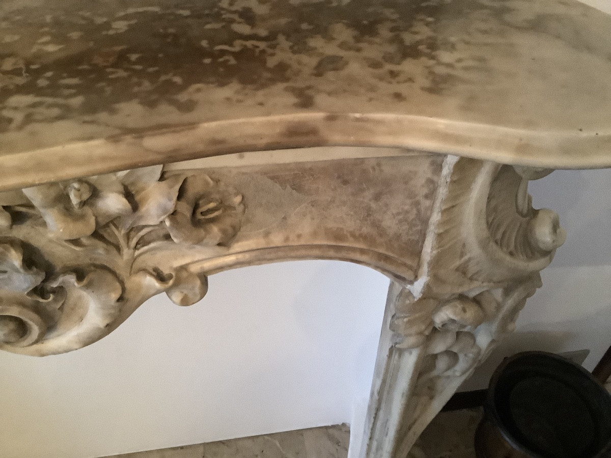 Mar Le Gite Place With Volutes From The 18th Century-photo-3