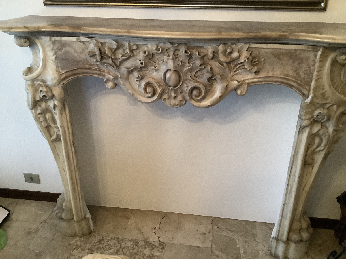 Mar Le Gite Place With Volutes From The 18th Century