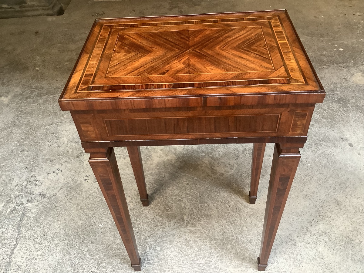 Petite table de jeu en divers bois precieux epoque XVIII siecle