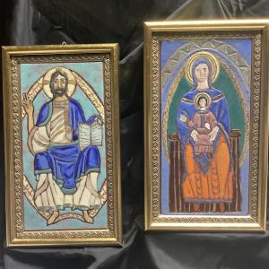  ce’ramiques e’maillees et doree’ representant le Christ et la Vierge a’ l’Enfant XXe siecle