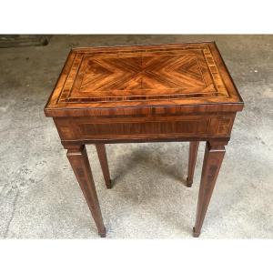 Petite table de jeu en divers bois precieux epoque XVIII siecle