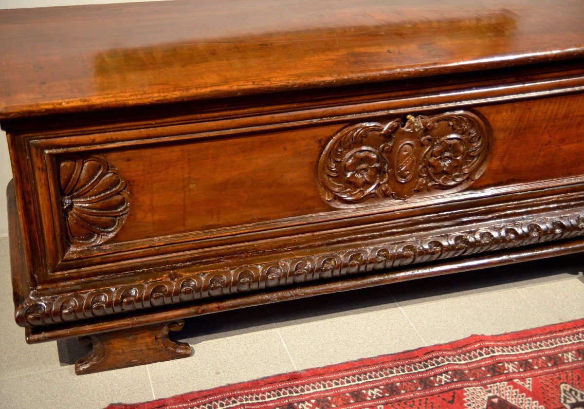 Italian Chest In Carved Walnut Wood, Lombardy (bergamum) Seventeenth Century-photo-3