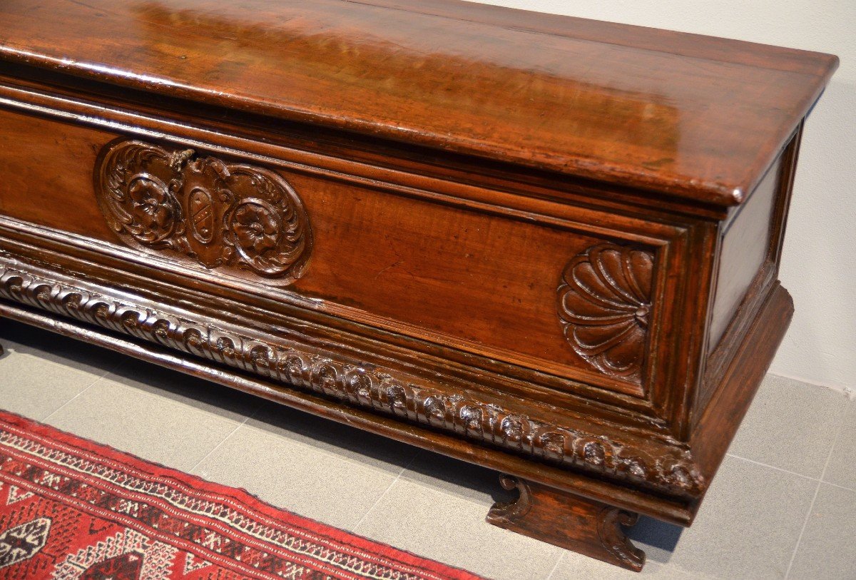 Italian Chest In Carved Walnut Wood, Lombardy (bergamum) Seventeenth Century-photo-4