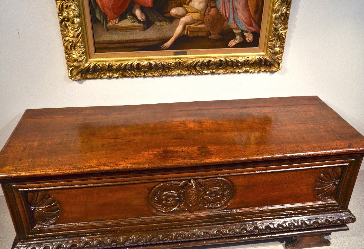 Italian Chest In Carved Walnut Wood, Lombardy (bergamum) Seventeenth Century-photo-1