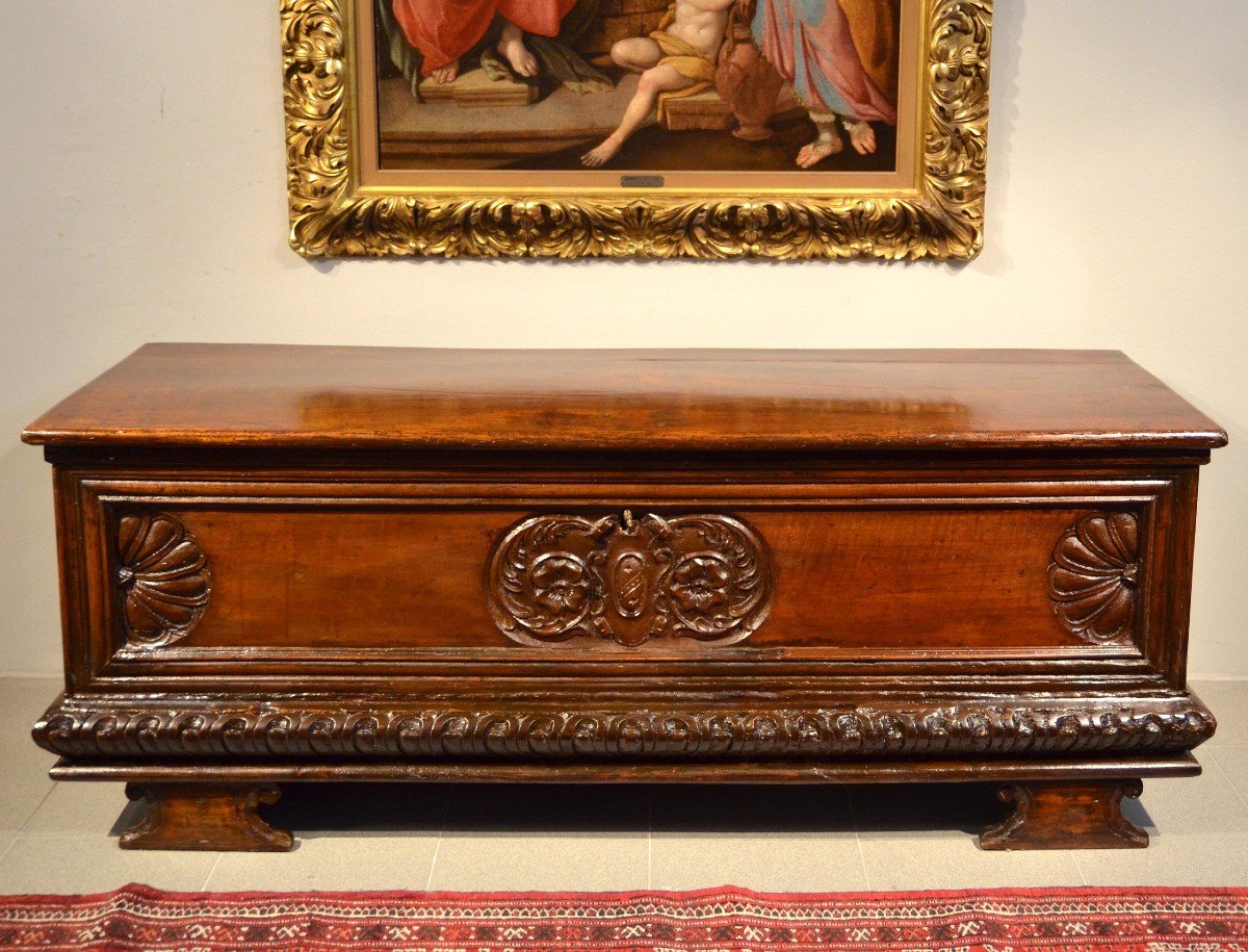 Italian Chest In Carved Walnut Wood, Lombardy (bergamum) Seventeenth Century