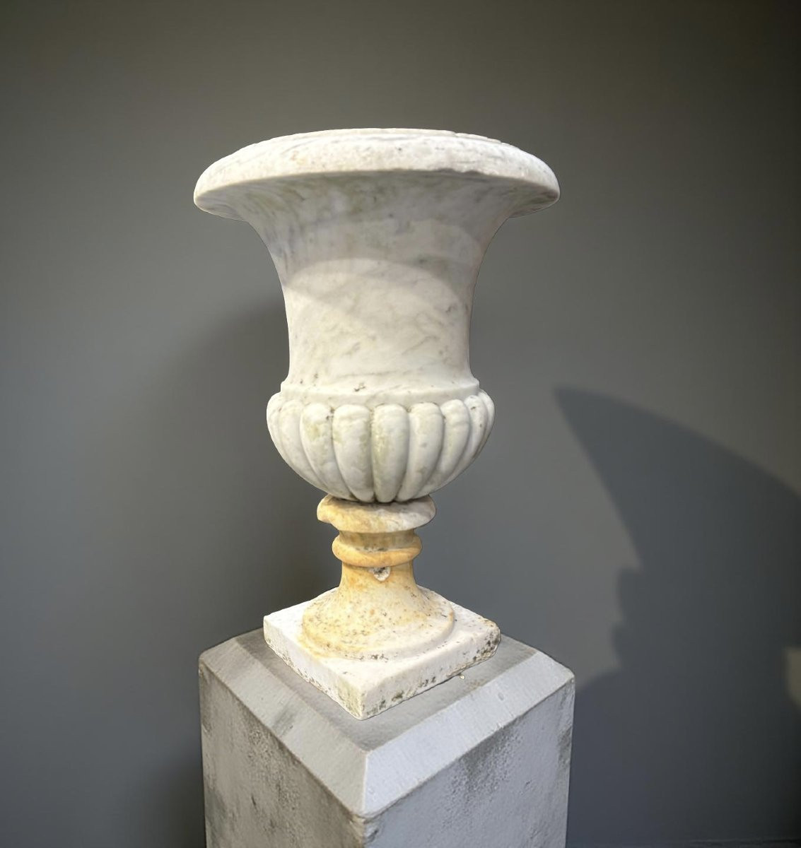 17th Italian Pair Of Medici Vases In Carrara Marble-photo-3
