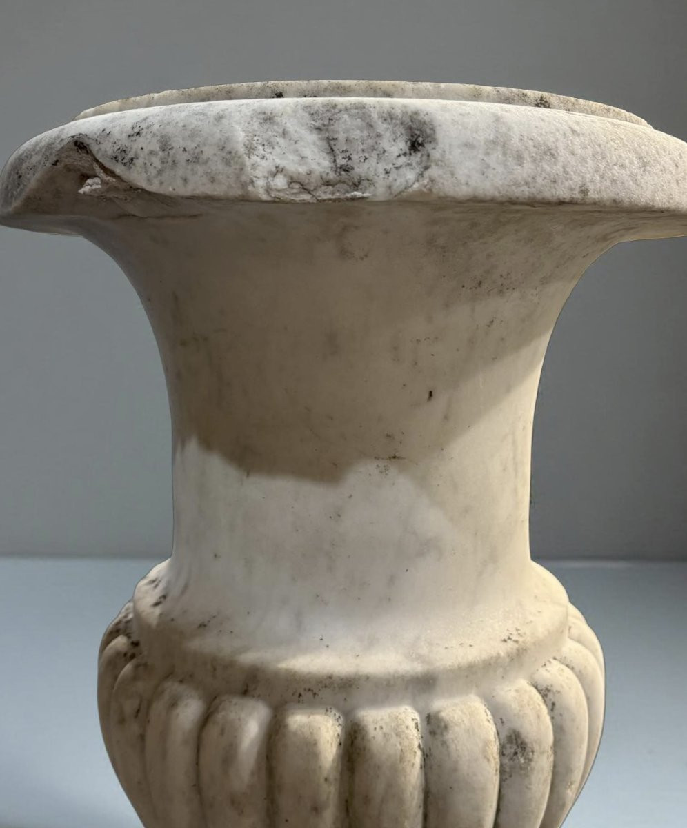 17th Italian Pair Of Medici Vases In Carrara Marble-photo-2