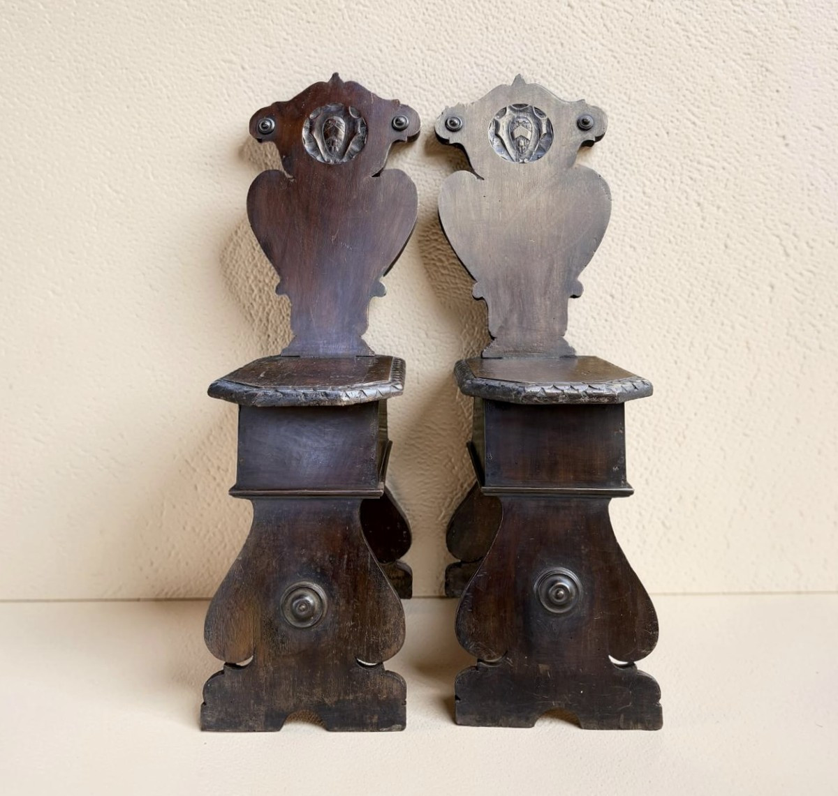 Paire de Chaise Renaissance en Noyer  aux Armoiries Italie 19éme