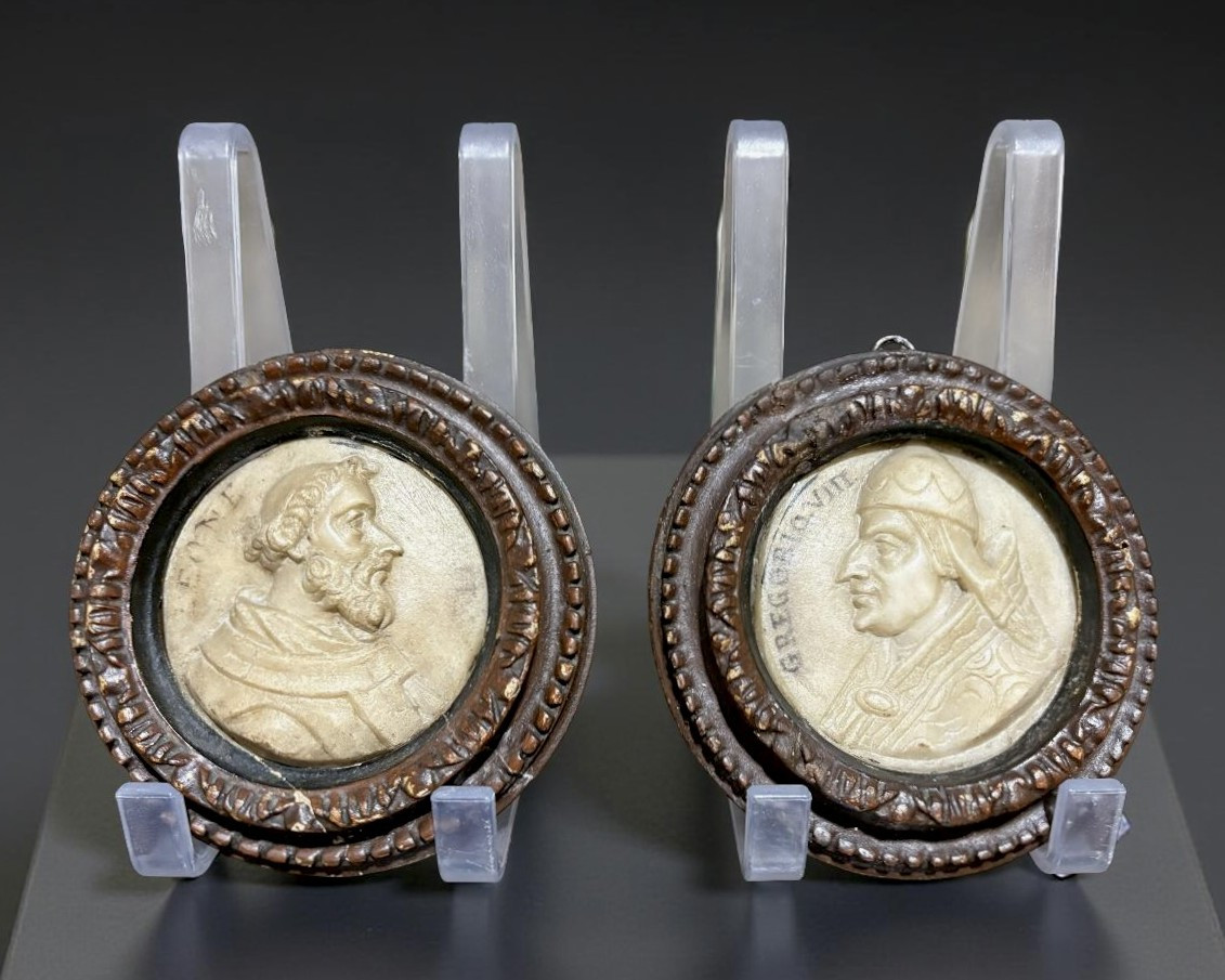Paire de Médaillons Baroque en Marbre Profils des Papes 17éme
