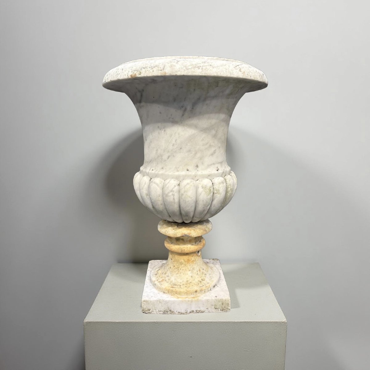 17th Pair Of Medici Vases In Carrara Marble-photo-1