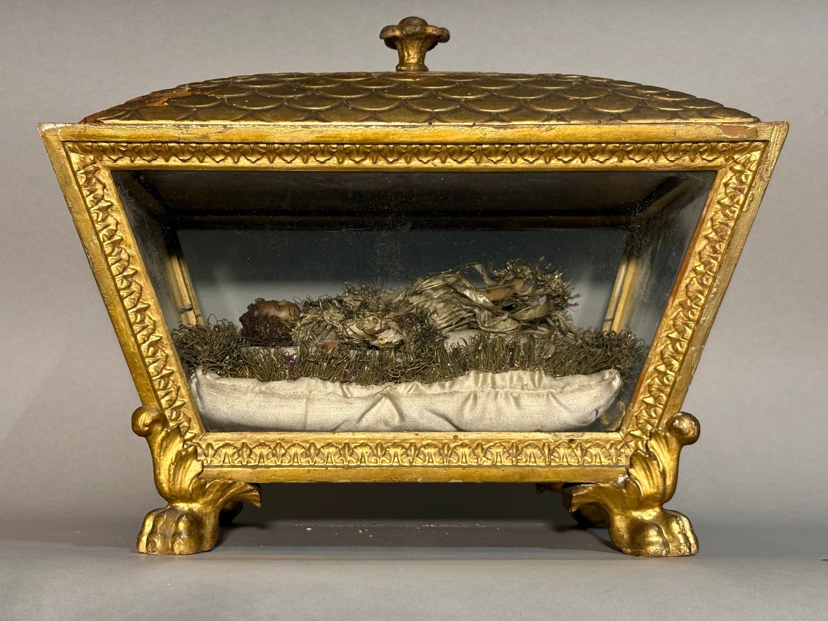 Chasse en Bois Doré contenant l'Enfant Jésus en Cire, XVIIIe siècle