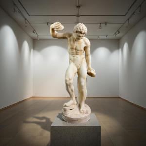 Satyre aux Cymbales Grande Sculpture en Albâtre XIXe siècle