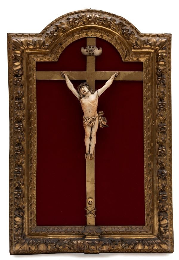 Sculpture en ivoire représentant le Christ en croix dans un cadre, France, fin du XIXe siècle