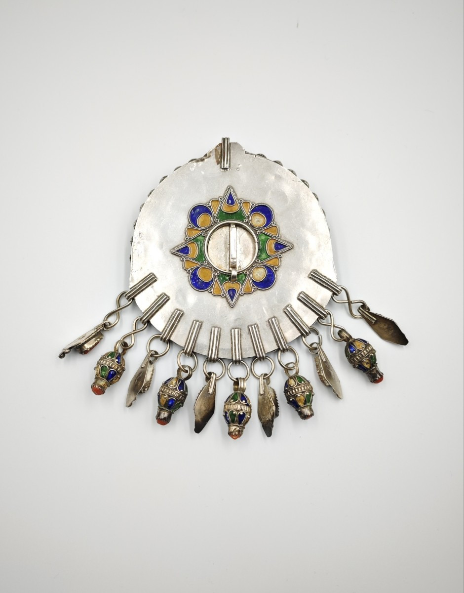 Pendentif berbère en argent, corail et émaux polychromes, Kabylie, début du XXe siècle.-photo-2