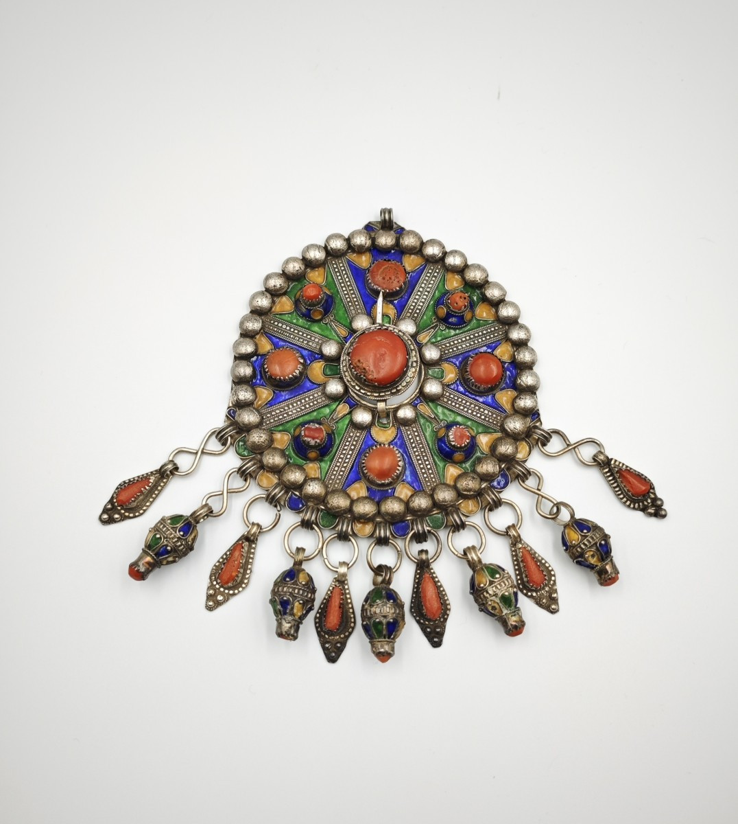 Pendentif berbère en argent, corail et émaux polychromes, Kabylie, début du XXe siècle.