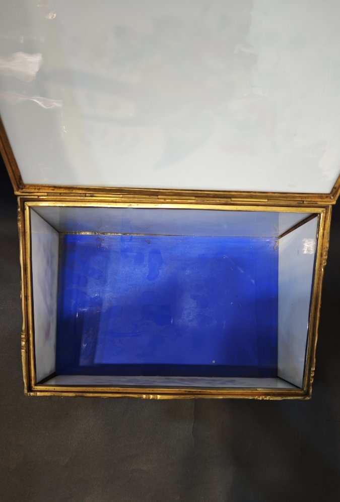 Boîte en bronze et verre opalin peint, Travail français du XIXᵉ siècle.-photo-1