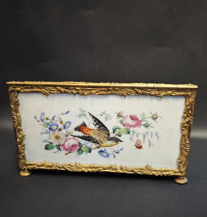 Boîte en bronze et verre opalin peint, Travail français du XIXᵉ siècle.-photo-2