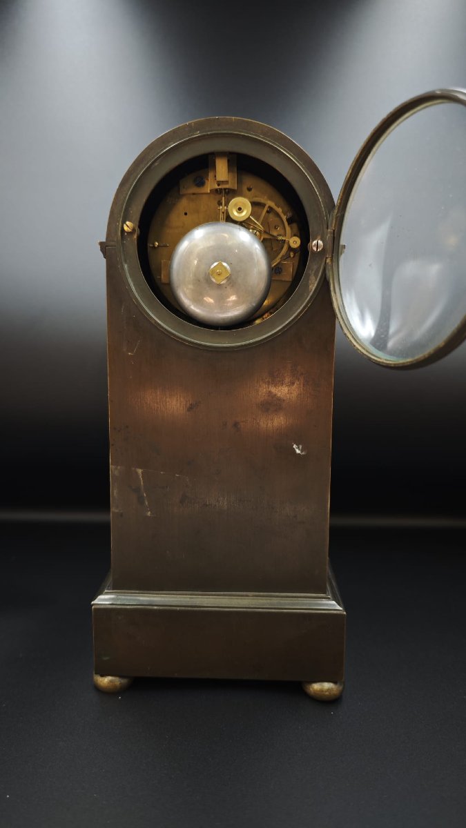 Pendule de table en bronze à patine brune et bronze doré, France, début du XIXᵉ siècle.-photo-2