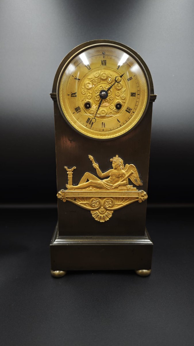 Pendule de table en bronze à patine brune et bronze doré, France, début du XIXᵉ siècle.