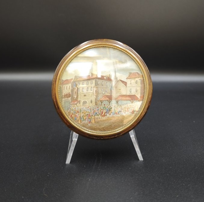 Tabatière circulaire en loupe de bois, XIXe siècle.