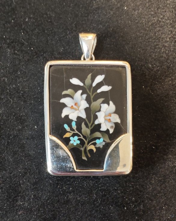 Pendentif en filigrane florentine, monté et travaillé à la main en argent.