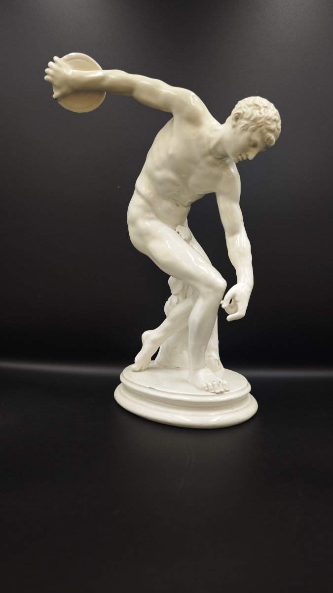 Sculpture en faïence blanche représentant le Discobole, Naples, XIXe siècle.