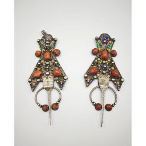 Paire de fibules berbères en argent, corail et émaux polychromes, Kabylie, début du XXe siècle