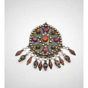 Pendentif en argent, corail et émaux polychromes, Kabylie, début du XXe siècle.