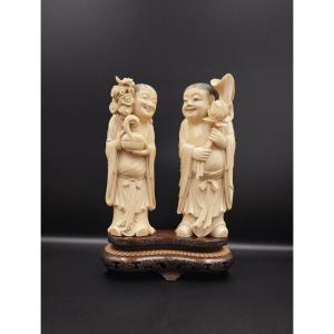 Paire de sculptures en ivoire représentant des jumeaux Hehe, Cina Dynastie Qing.