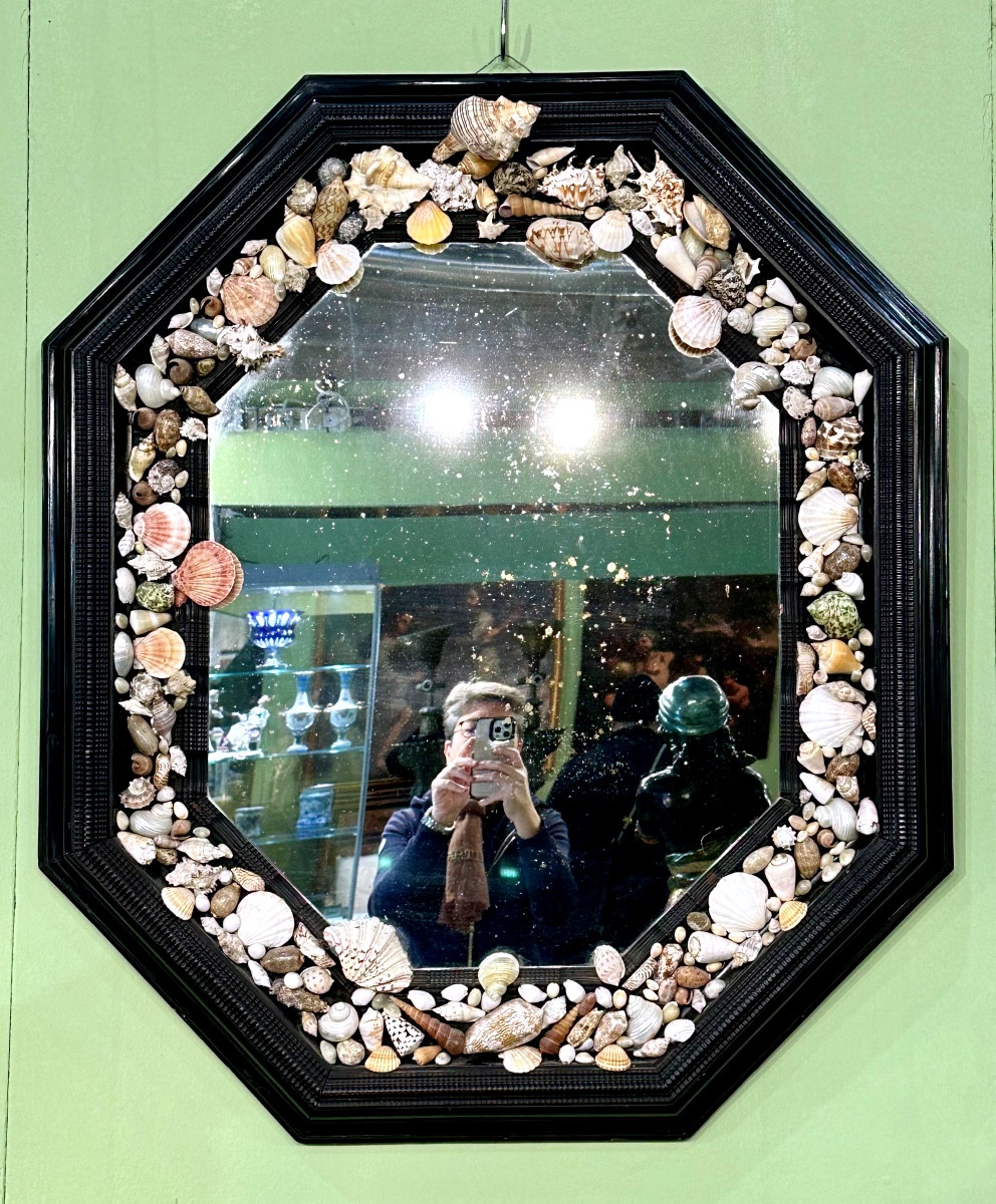Guilloché Mirror With Shells - 19th Century