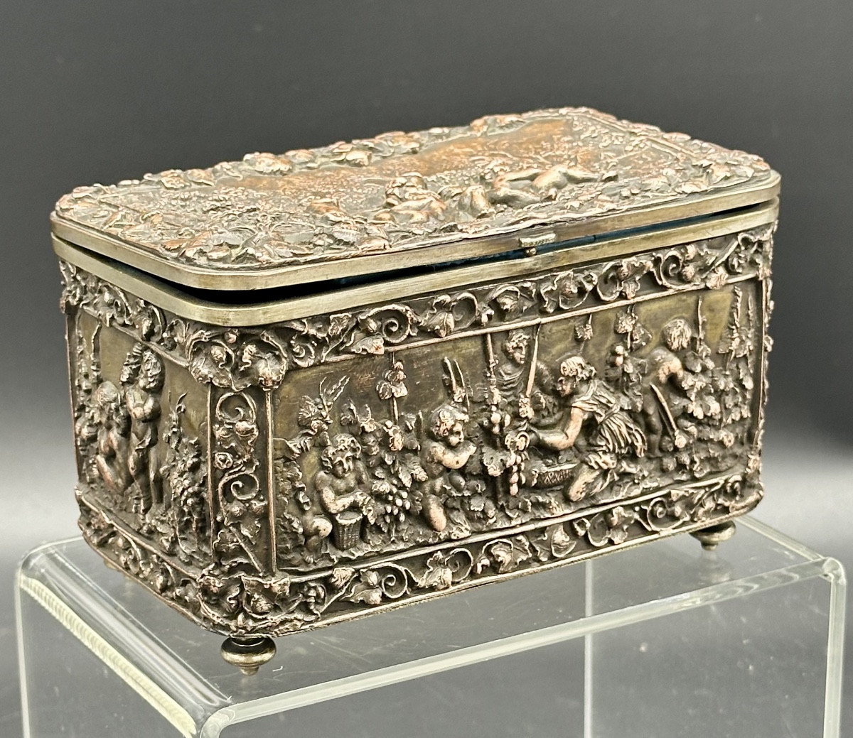 Coffret ancien en cuivre - Scène bucolique avec putti Époque : XIXe siècle