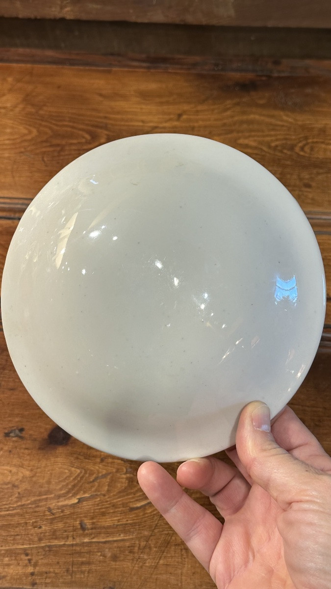 Assiette en porcelaine peinte à la main à décor néoclassique Europe, fin du XIXe siècle-photo-2