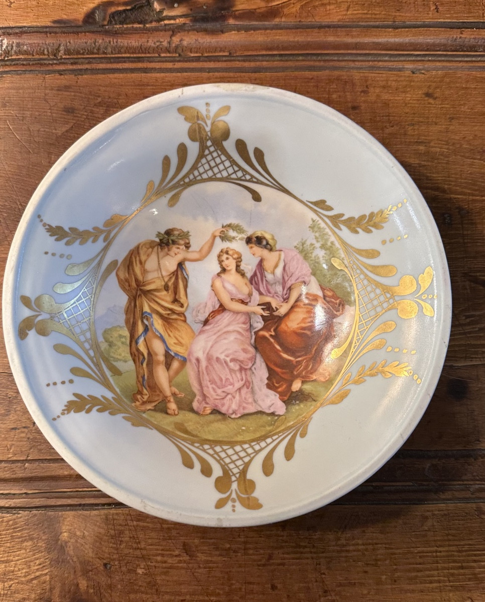Assiette en porcelaine peinte à la main à décor néoclassique Europe, fin du XIXe siècle